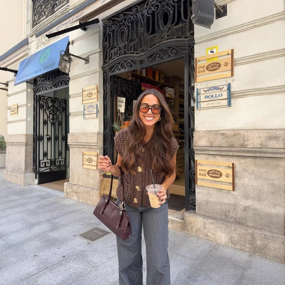 Gilet tricoté à boutons dorés